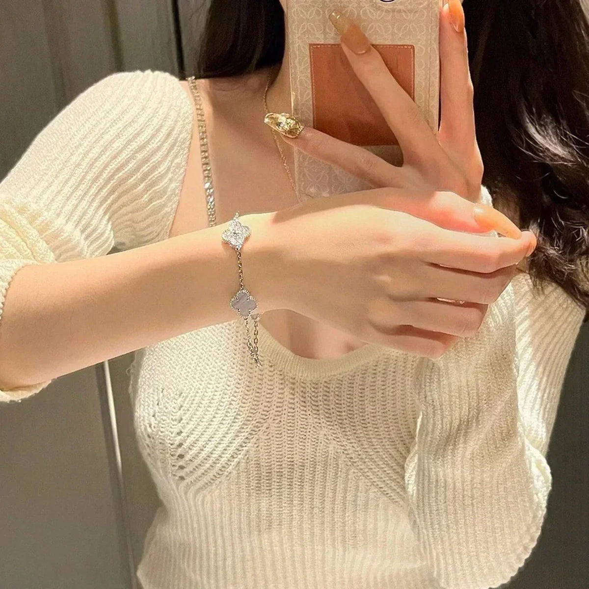 {
  "Elowen jewelsry": "Elowen ジュエリー",
  "CLOVER 5 MOTIF PURPLE CHALCEDONY BRACELET COLLECTION": "クローバー 5モチーフ パープルカルセドニー ブレスレットコレクション"
}
