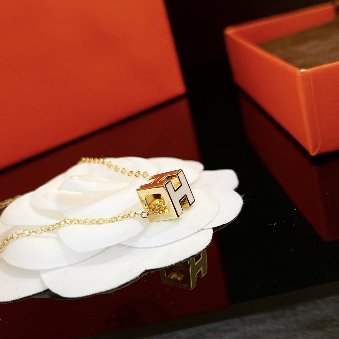 [Elowen jewelsry ]H WHITE SQUARE GOLD NECKLACE