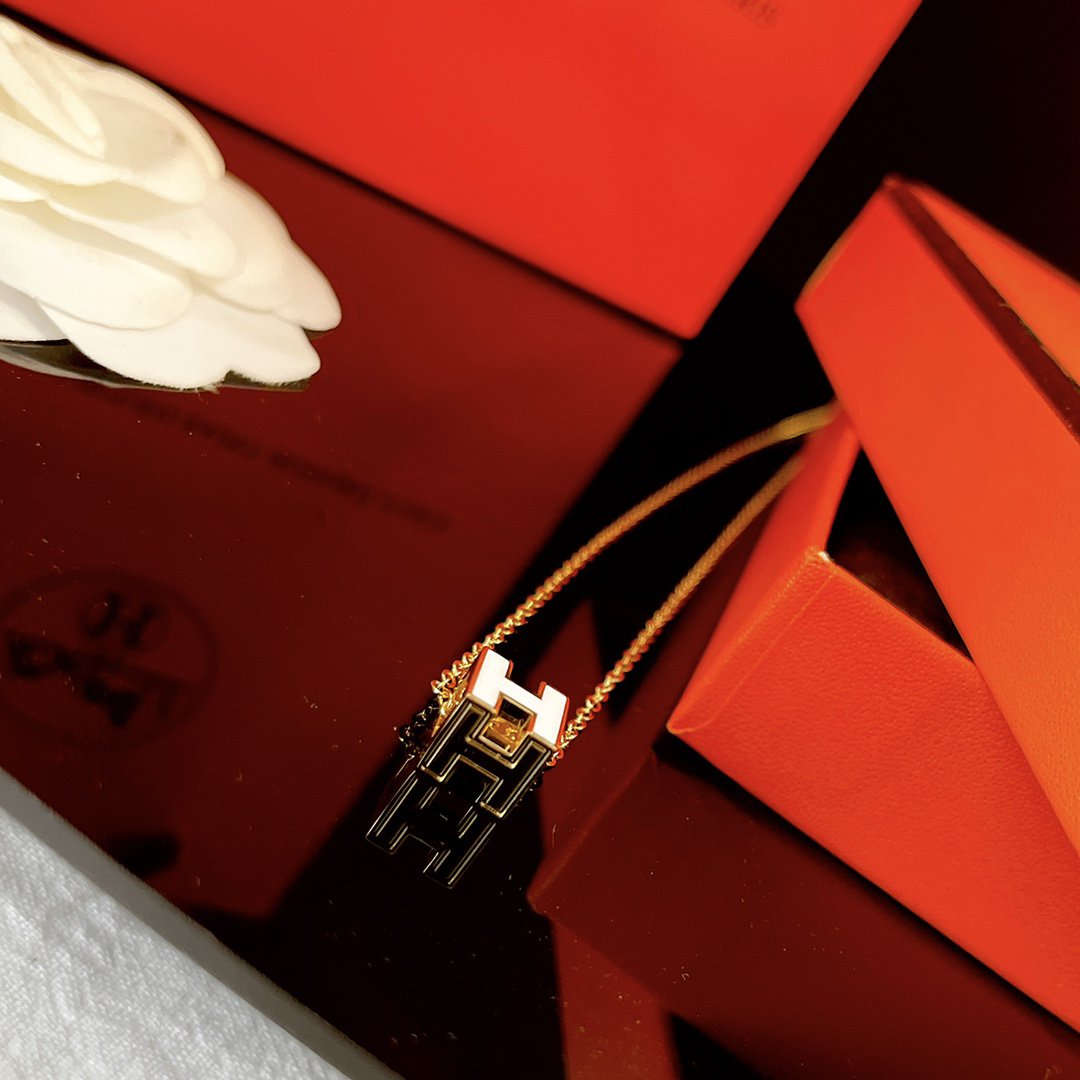[Elowen Schmuck]H WEISSE QUADRATISCHE GOLDHALSKETTE