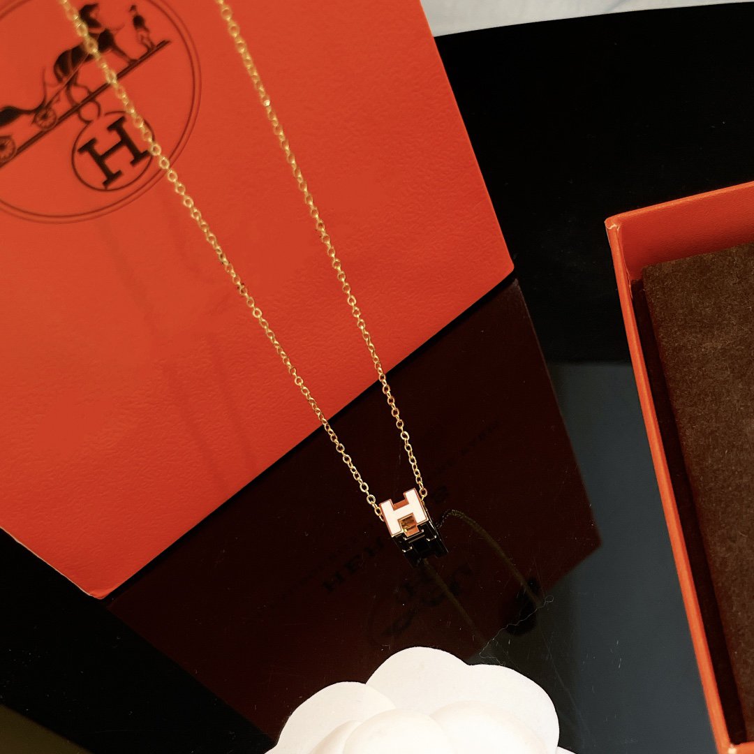 [Elowen Schmuck]H WEISSE QUADRATISCHE GOLDHALSKETTE
