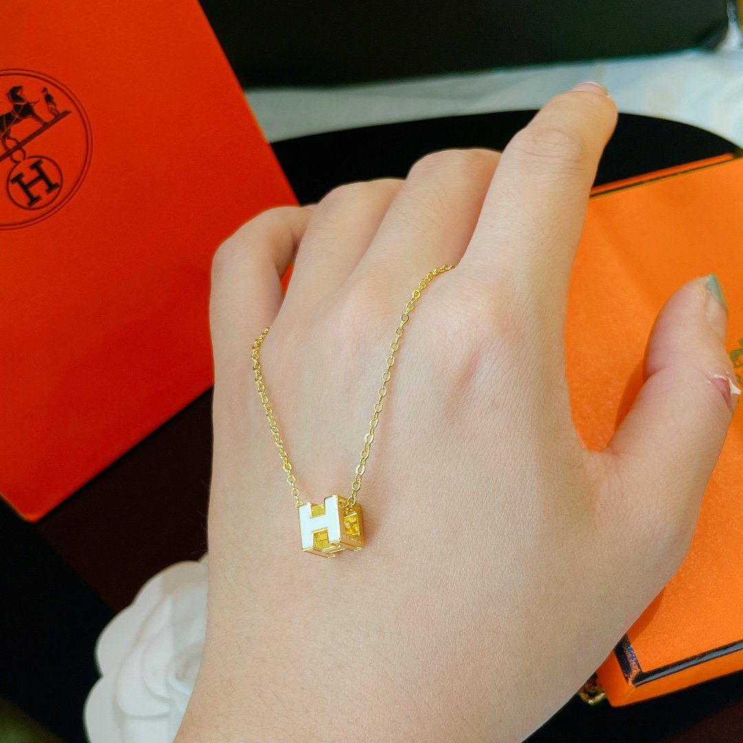 [Elowen Schmuck]H WEISSE QUADRATISCHE GOLDHALSKETTE