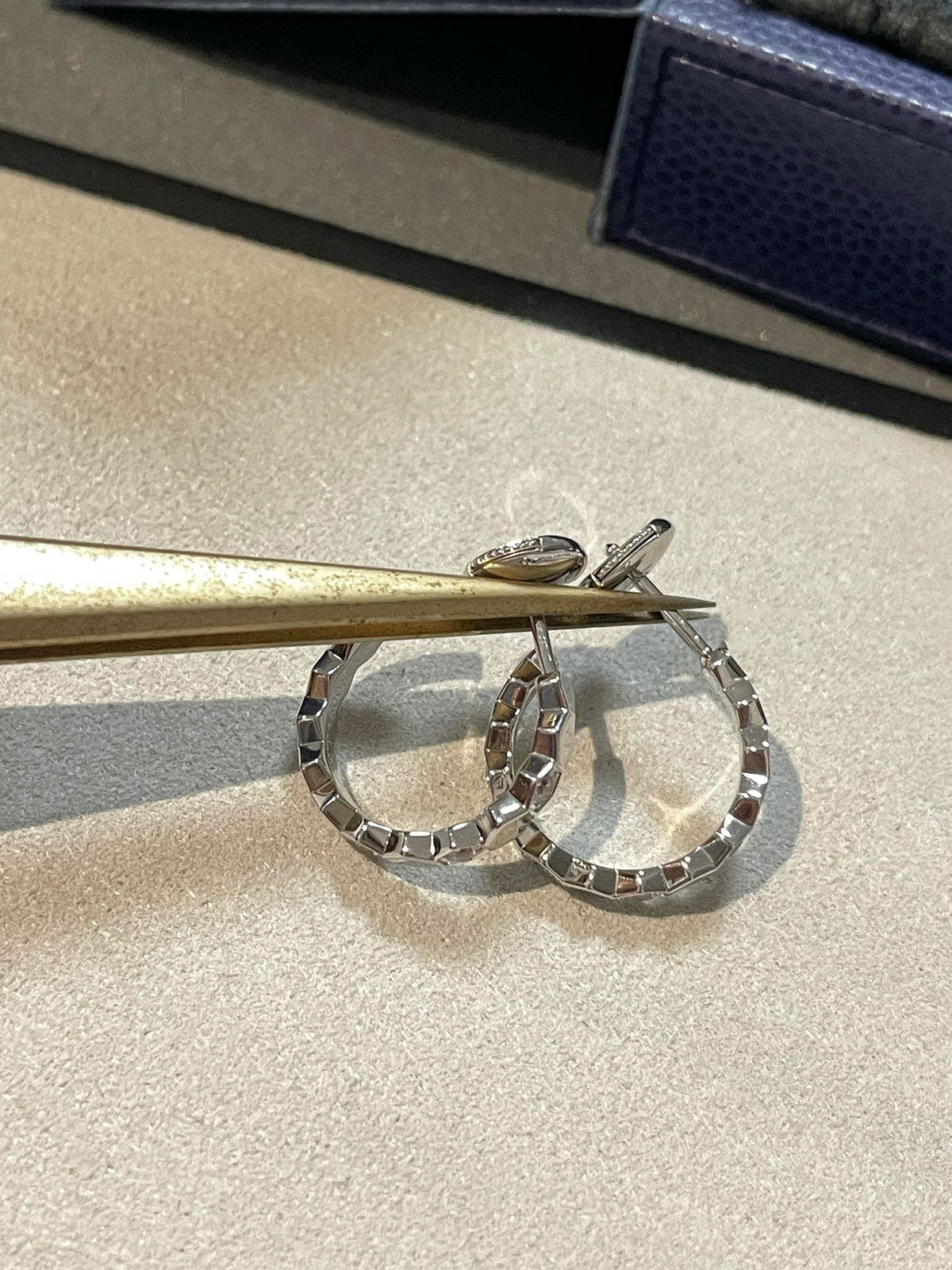 [Elowen jewelsry ]中空デザイン 四つ葉のクローバー 花形ピアス