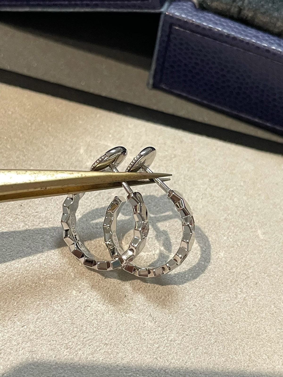 [Elowen jewelsry ]中空デザイン 四つ葉のクローバー 花形ピアス