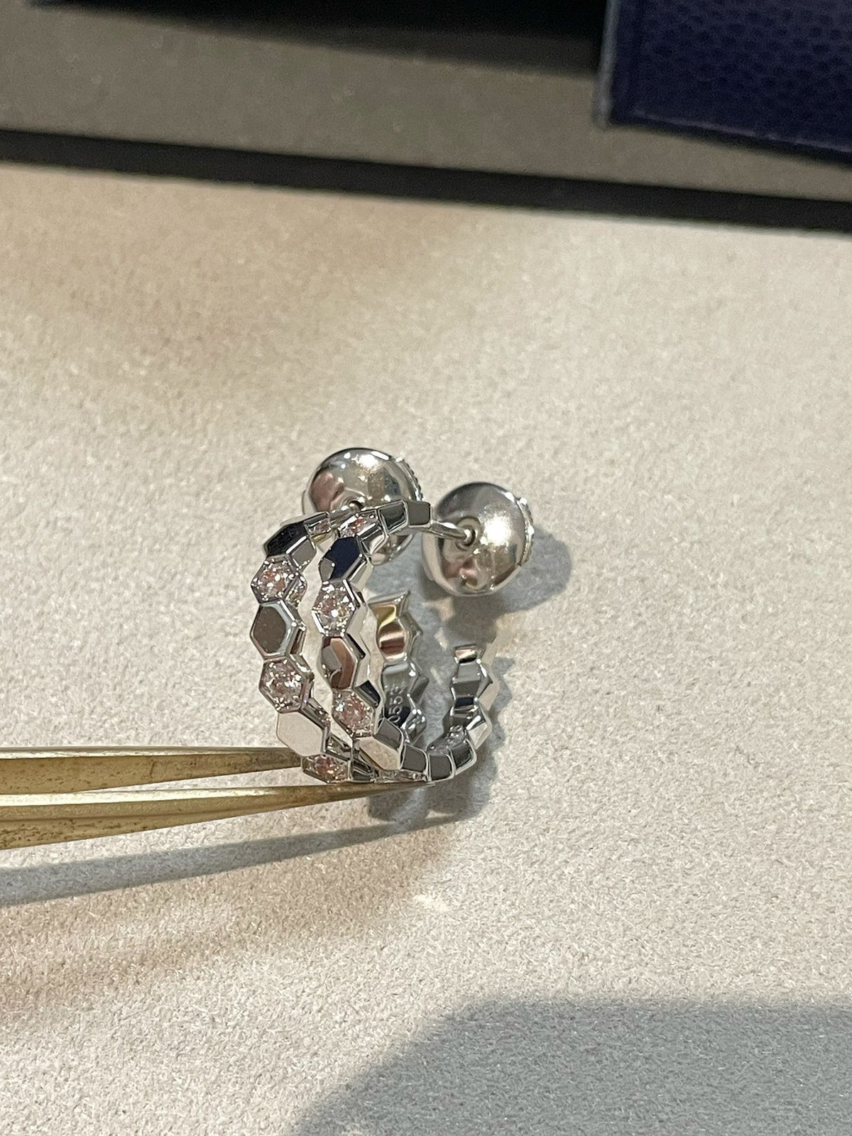 [Elowen jewelsry ]中空デザイン 四つ葉のクローバー 花形ピアス