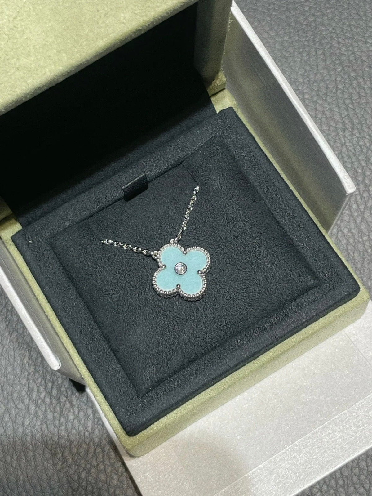 [Elowen jewelsry ]CLOVER 1 DIAMOND LIGHT BLUE SILVER NECKLACE