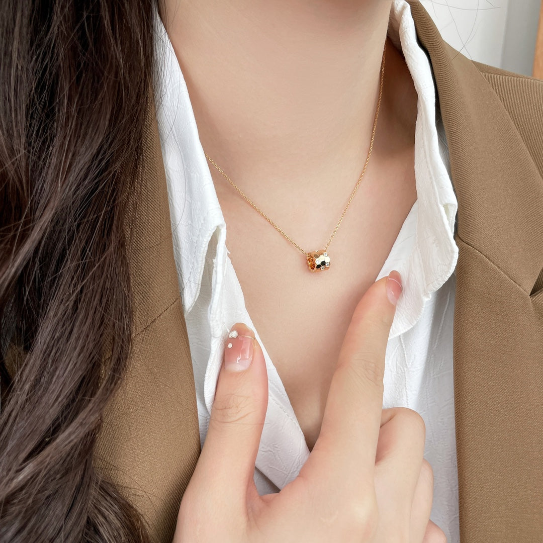 {
  "Elowen jewelsry": "Elowen Schmuck",
  "BEE MINI PEDANT DIAMOND NECKLACE": "MINI-BIENEN-DIAMANTKETTE"
}