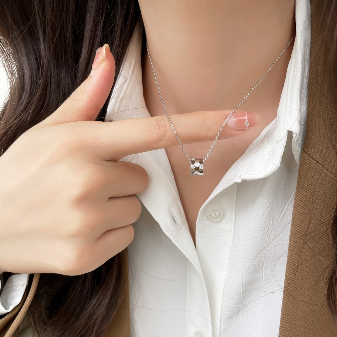 {
  "Elowen jewelsry": "Elowen Schmuck",
  "BEE MINI PEDANT DIAMOND NECKLACE": "MINI-BIENEN-DIAMANTKETTE"
}
