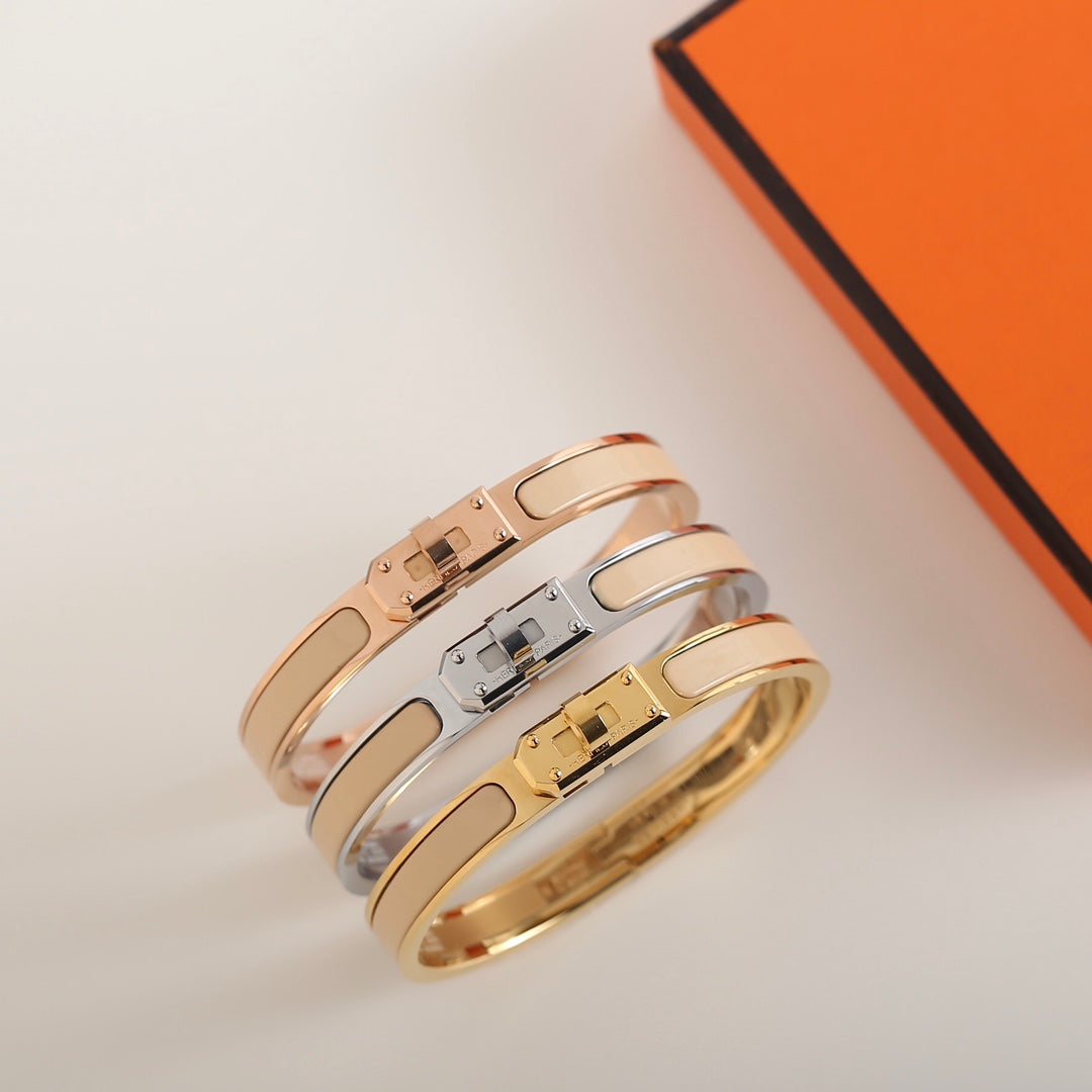 {
"Elowen jewelsry ": "Elowen ジュエリー",
"HM KELLY BEIGE BRACELET": "HM ケリー ベージュ ブレスレット"
}