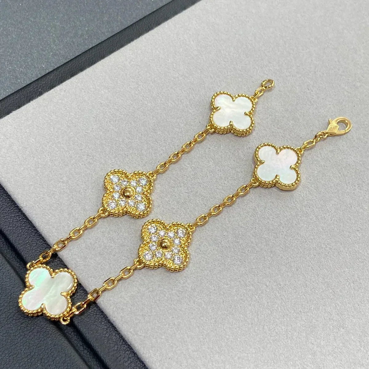 {
  "Elowen jewelsry": "Elowen Schmuck",
  "CLOVER WHITE PEARL MOP 5 MOTIF BRACELET COLLECTION": "KLEEBLATT WEISSE PERLMUTT 5-MOTIV ARMBAND KOLLEKTION"
}