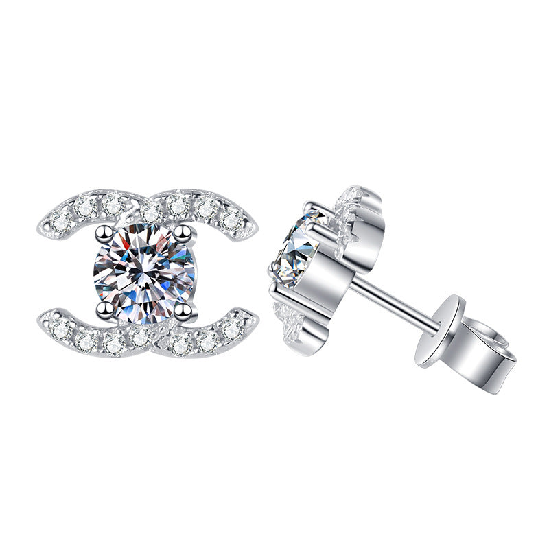 [Elowen]CHIC INTERLOCKING DOUBLE-C MOISSANITE-STECKEROHRRINGE