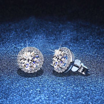 [Elowen]CLASSIC 4-PRONG ROUND MOISSANITE STUD EARRINGS