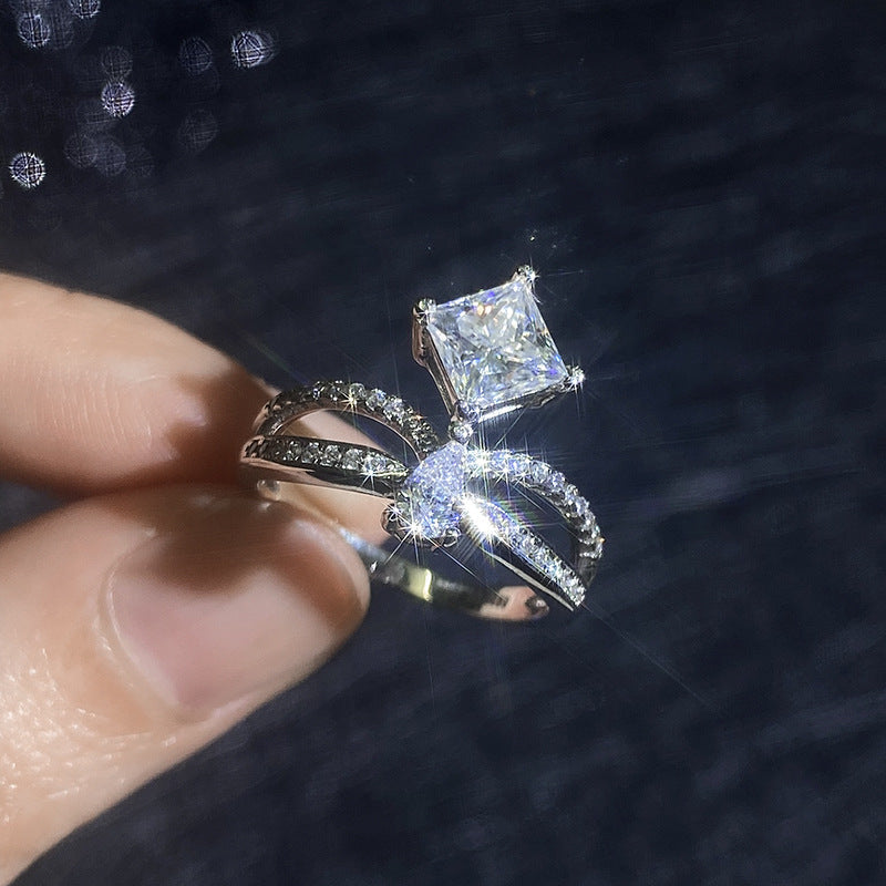 [Elowen] ELEGANTES MOISSANIT-RING-DESIGN MIT DOPPELTER VERDREHUNG