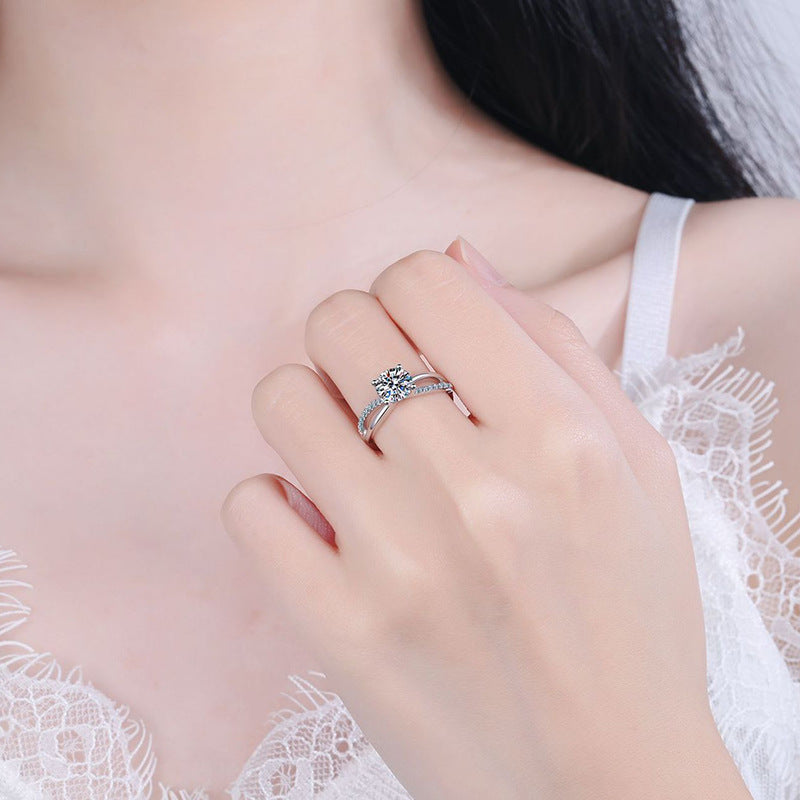 {
  "Elowen": "Elowen（エロウェン）エレガント 4本爪 クロスオーバー モアサナイト 婚約指輪"
}