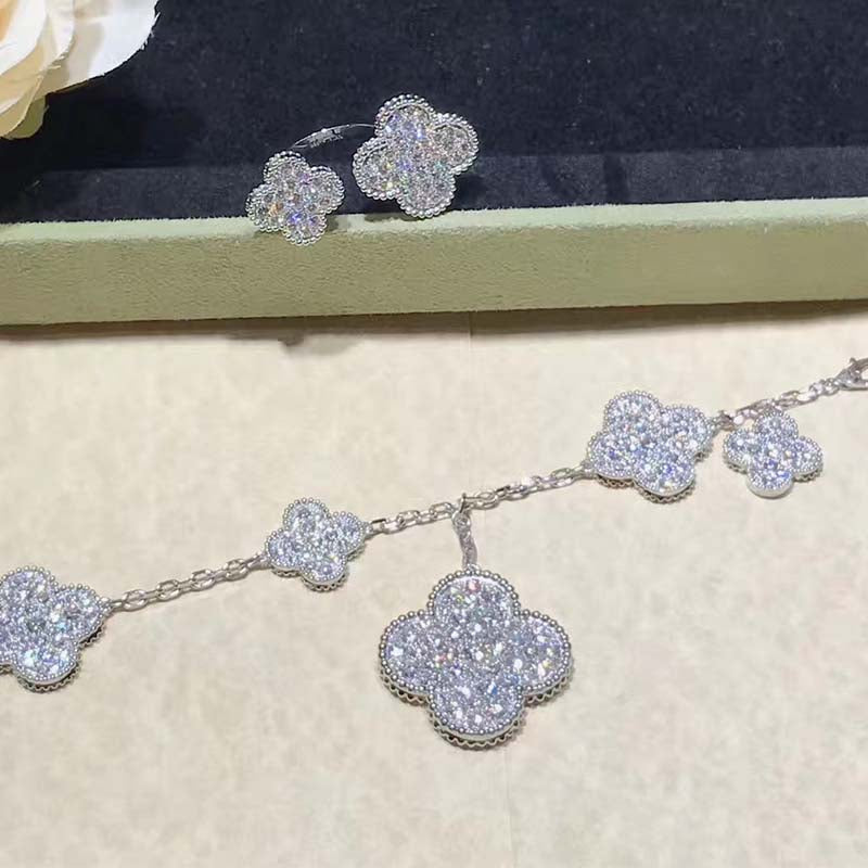 {
  "Elowen jewelsry": "Elowen ジュエリー",
  "CLOVER 6 MOTIFS SILVER DIAMOND BRACELET": "クローバー 6モチーフ シルバー ダイヤモンド ブレスレット"
}