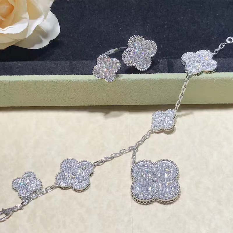 {
  "Elowen jewelsry": "Elowen ジュエリー",
  "CLOVER 6 MOTIFS SILVER DIAMOND BRACELET": "クローバー 6モチーフ シルバー ダイヤモンド ブレスレット"
}