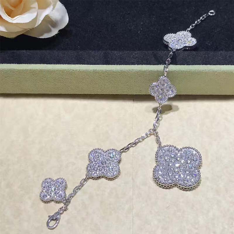 {
  "Elowen jewelsry": "Elowen ジュエリー",
  "CLOVER 6 MOTIFS SILVER DIAMOND BRACELET": "クローバー 6モチーフ シルバー ダイヤモンド ブレスレット"
}
