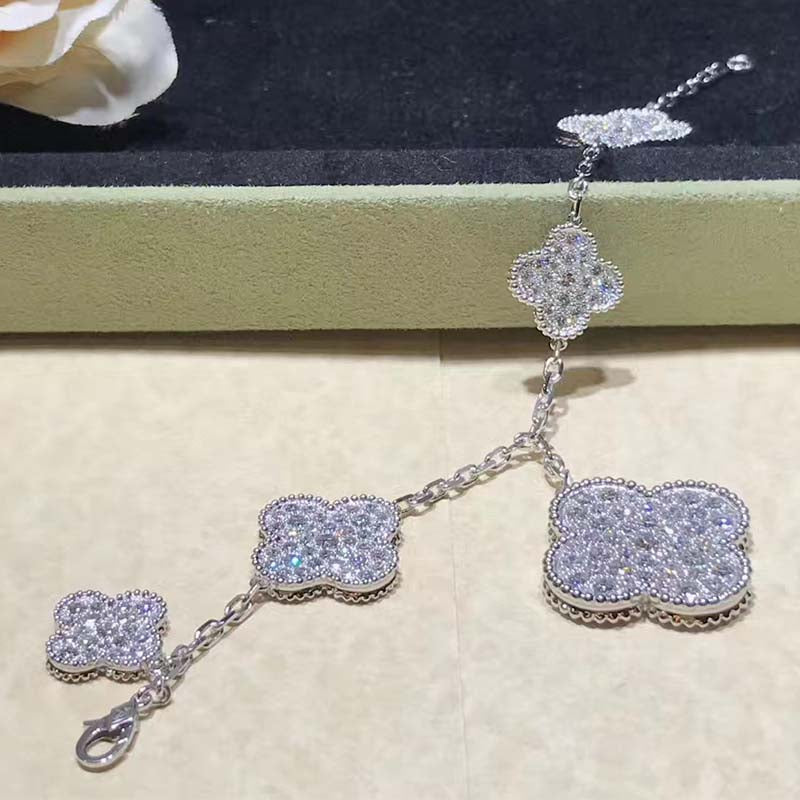 {
  "Elowen jewelsry": "Elowen ジュエリー",
  "CLOVER 6 MOTIFS SILVER DIAMOND BRACELET": "クローバー 6モチーフ シルバー ダイヤモンド ブレスレット"
}