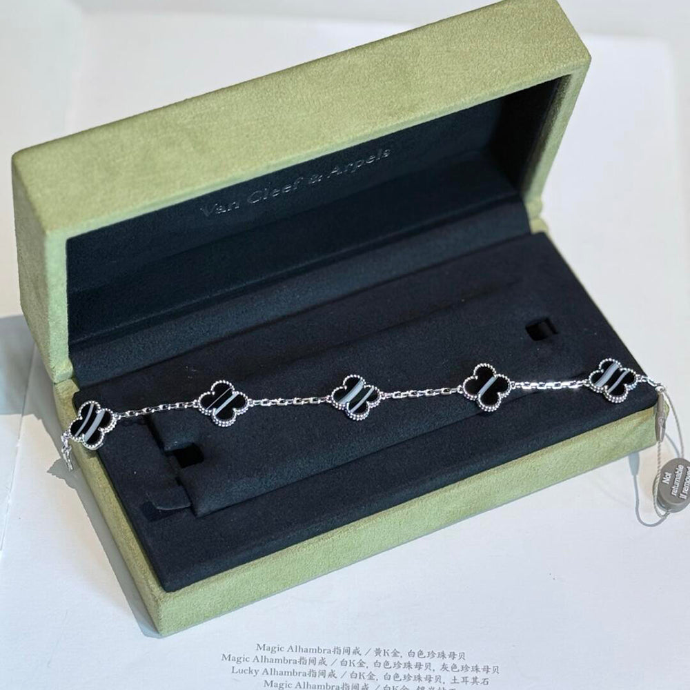 [Elowen Schmuck] CLOVER ARMBAND MIT 5 MOTIVEN AUS GEÄDERTEM ONYX, SILBER