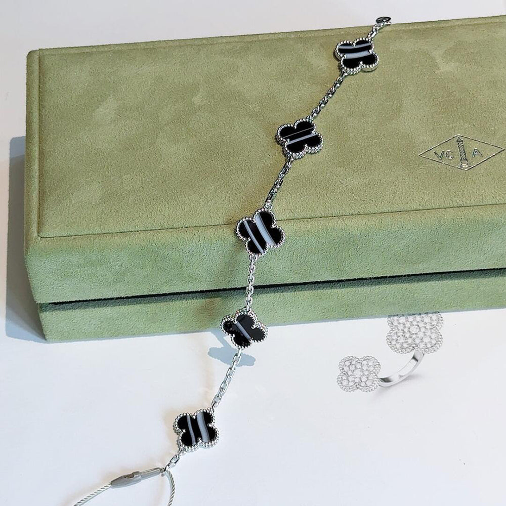 [Elowen Schmuck] CLOVER ARMBAND MIT 5 MOTIVEN AUS GEÄDERTEM ONYX, SILBER