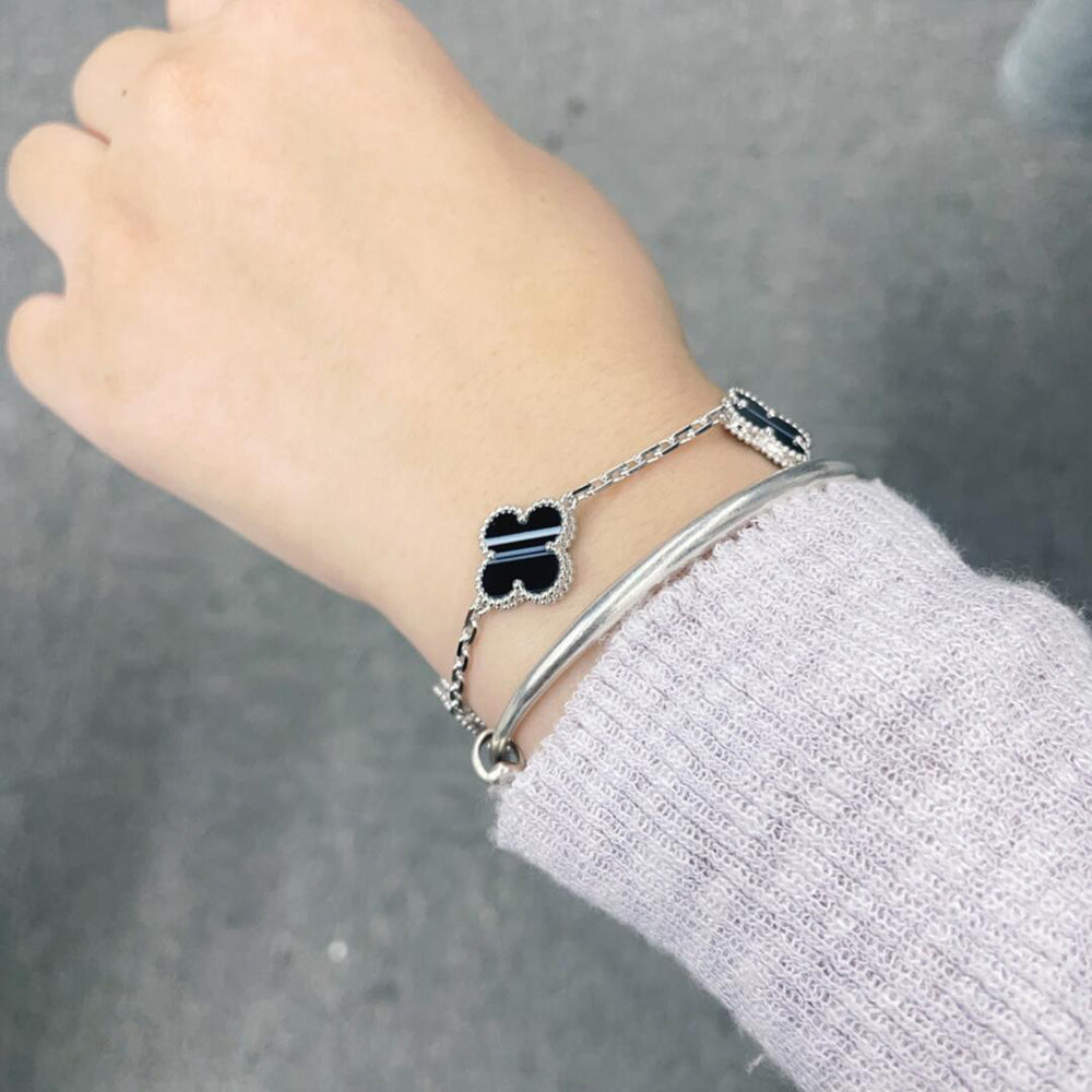 [Elowen Schmuck] CLOVER ARMBAND MIT 5 MOTIVEN AUS GEÄDERTEM ONYX, SILBER