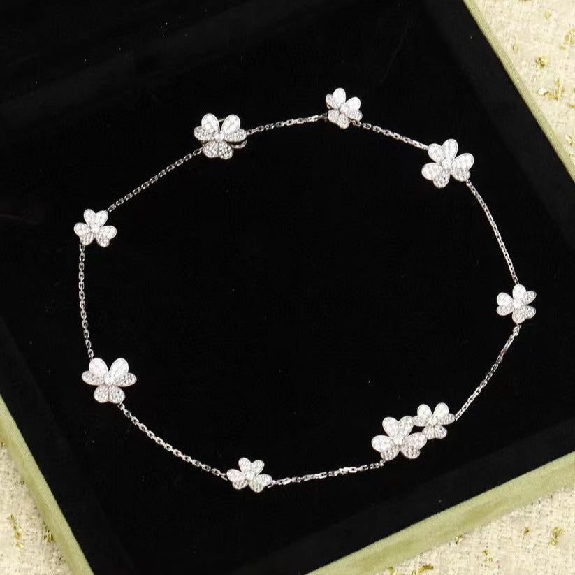 {
  "Elowen jewelsry": "Elowen ジュエリー",
  "FRIVOLE SILVER 9 FLOWERS NECKLACE": "フリヴォル シルバー 9フラワー ネックレス"
}