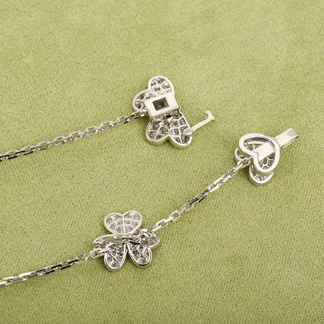{
  "Elowen jewelsry": "Elowen ジュエリー",
  "FRIVOLE SILVER 9 FLOWERS NECKLACE": "フリヴォル シルバー 9フラワー ネックレス"
}