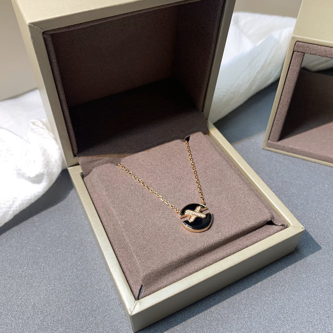 {
"Elowen jewelsry ": "エロウェン・ジュエリー",
"JEUX DE PINK GOLD DIAMOND NECKLACE": "JEUX DE ピンクゴールド ダイヤモンドネックレス"
}