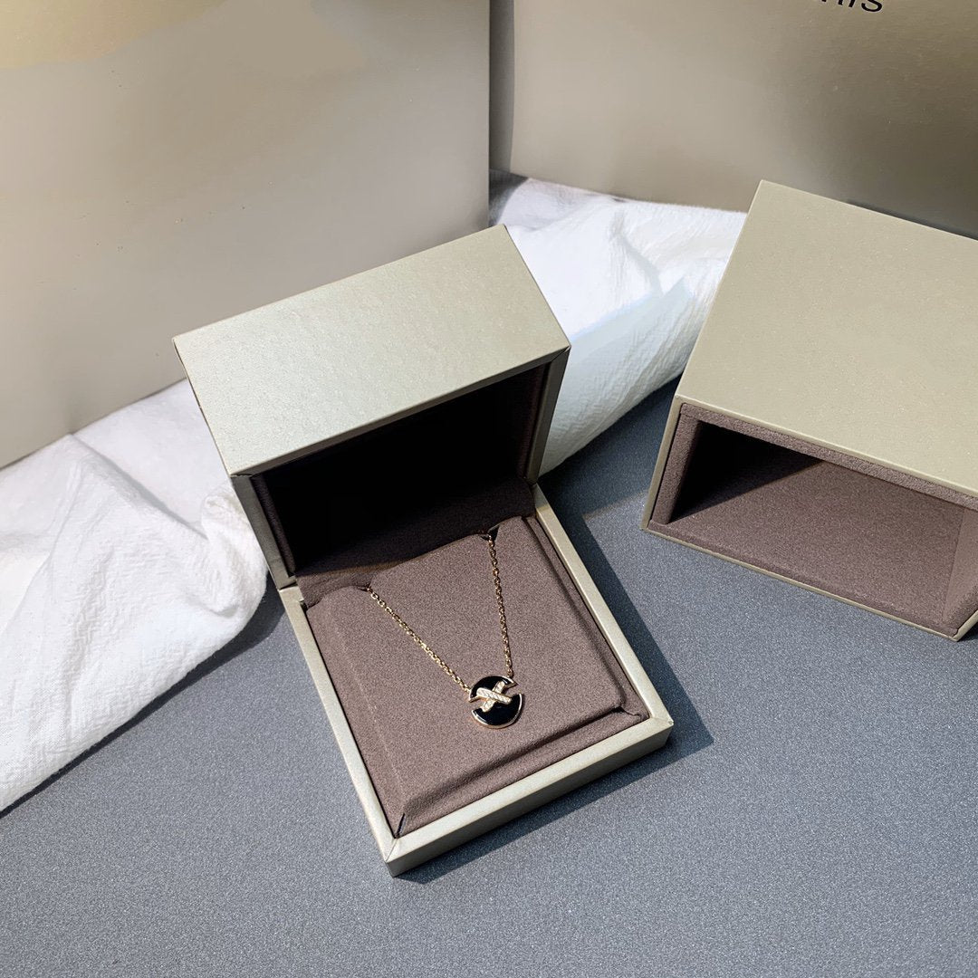 {
"Elowen jewelsry ": "エロウェン・ジュエリー",
"JEUX DE PINK GOLD DIAMOND NECKLACE": "JEUX DE ピンクゴールド ダイヤモンドネックレス"
}