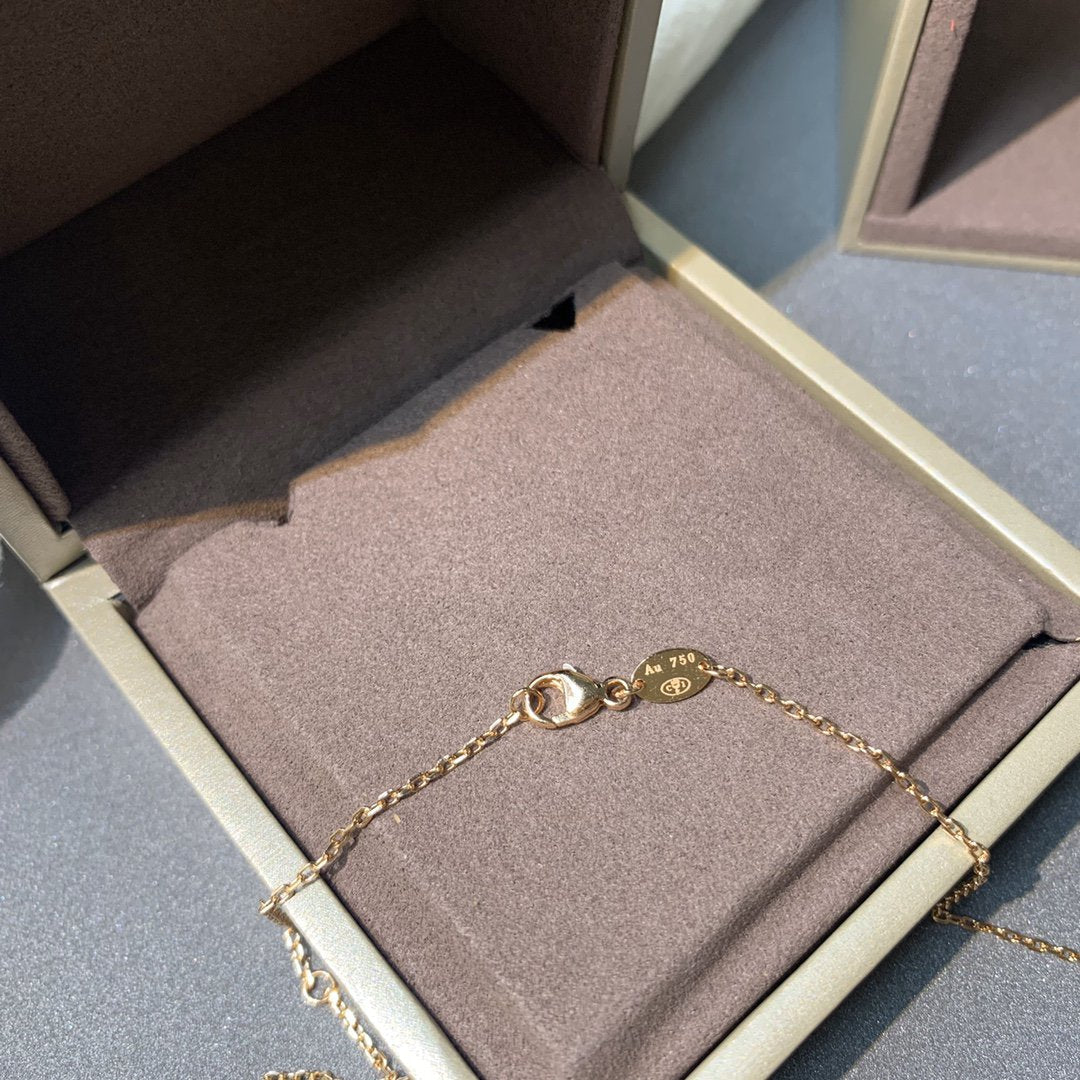 {
"Elowen jewelsry ": "エロウェン・ジュエリー",
"JEUX DE PINK GOLD DIAMOND NECKLACE": "JEUX DE ピンクゴールド ダイヤモンドネックレス"
}