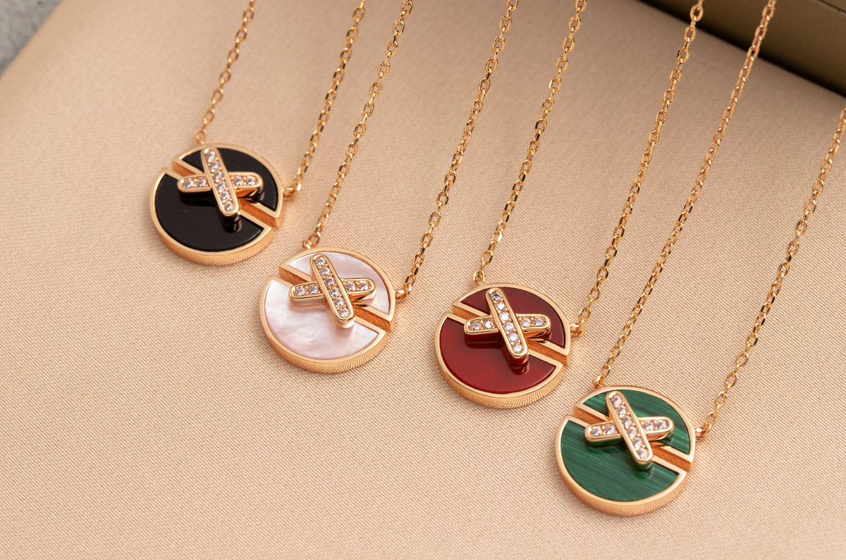 {
"Elowen jewelsry ": "エロウェン・ジュエリー",
"JEUX DE PINK GOLD DIAMOND NECKLACE": "JEUX DE ピンクゴールド ダイヤモンドネックレス"
}