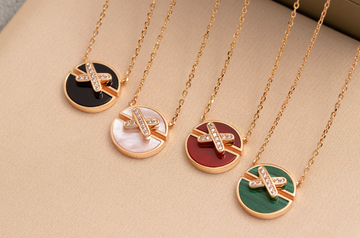 {
"Elowen jewelsry ": "エロウェン・ジュエリー",
"JEUX DE PINK GOLD DIAMOND NECKLACE": "JEUX DE ピンクゴールド ダイヤモンドネックレス"
}