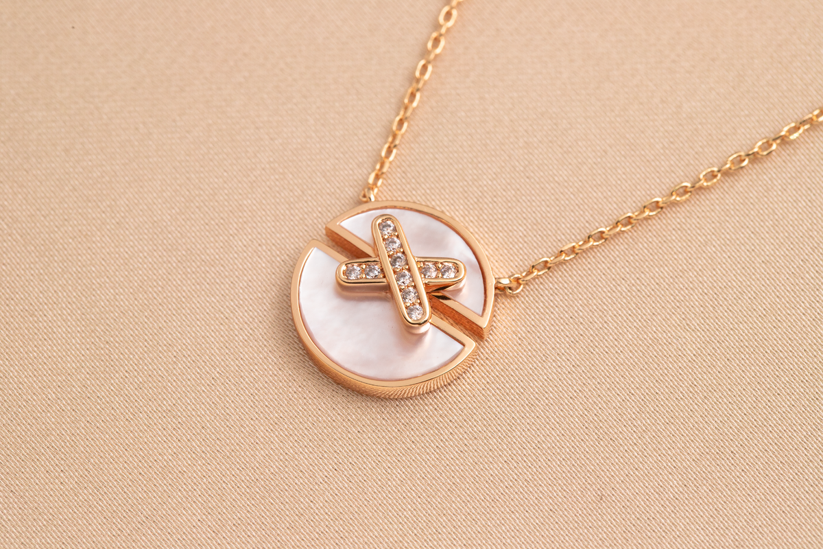 {
"Elowen jewelsry ": "エロウェン・ジュエリー",
"JEUX DE PINK GOLD DIAMOND NECKLACE": "JEUX DE ピンクゴールド ダイヤモンドネックレス"
}