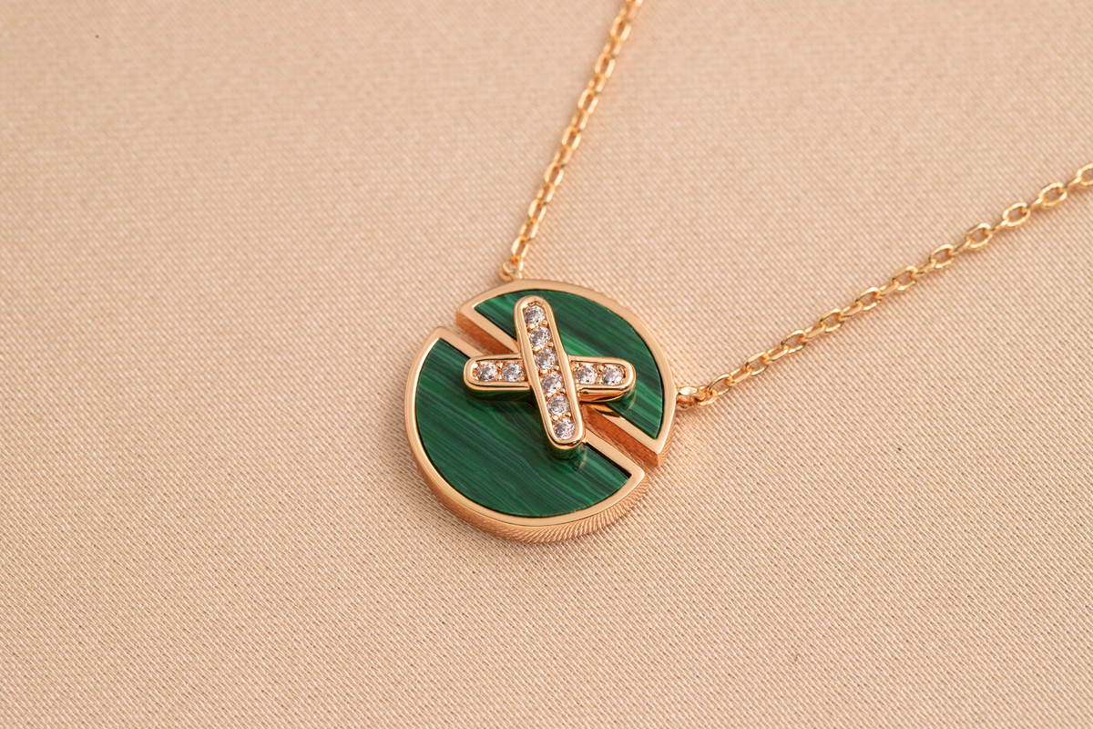 {
"Elowen jewelsry ": "エロウェン・ジュエリー",
"JEUX DE PINK GOLD DIAMOND NECKLACE": "JEUX DE ピンクゴールド ダイヤモンドネックレス"
}