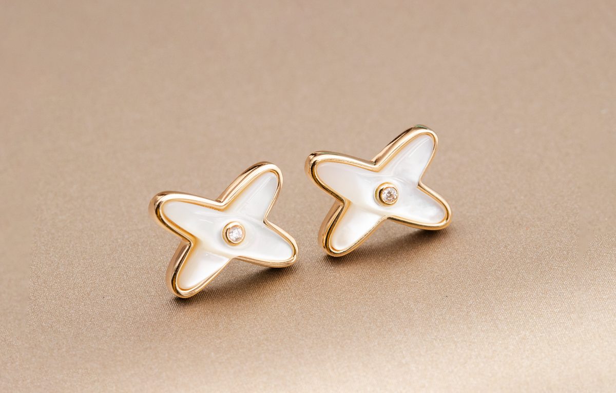 {
  "Elowen jewelsry": "Elowen Schmuck",
  "JEUX DE WHITE MOP PINK GOLD DIAMOND EARRINGS": "JEUX DE WEISSE PERLMUTT ROSÉGOLD DIAMANT OHRRINGE"
}