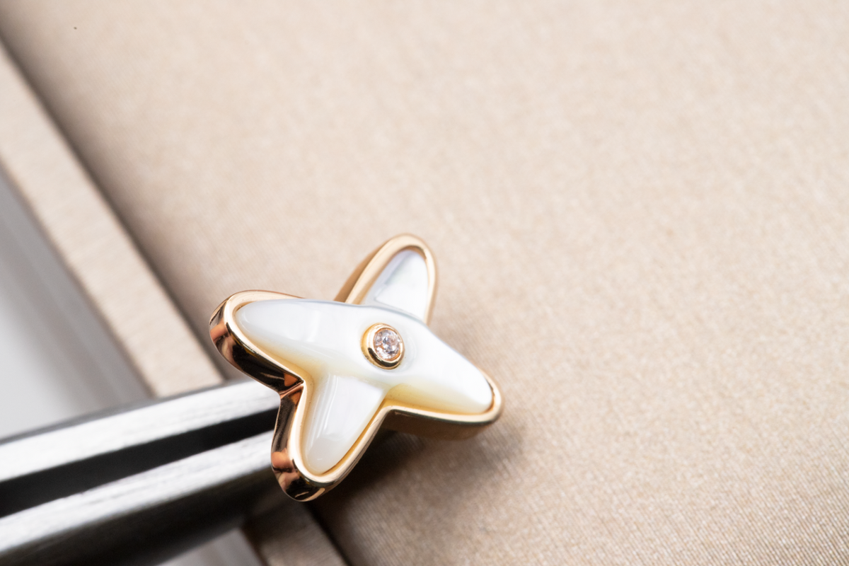 {
  "Elowen jewelsry": "Elowen Schmuck",
  "JEUX DE WHITE MOP PINK GOLD DIAMOND EARRINGS": "JEUX DE WEISSE PERLMUTT ROSÉGOLD DIAMANT OHRRINGE"
}