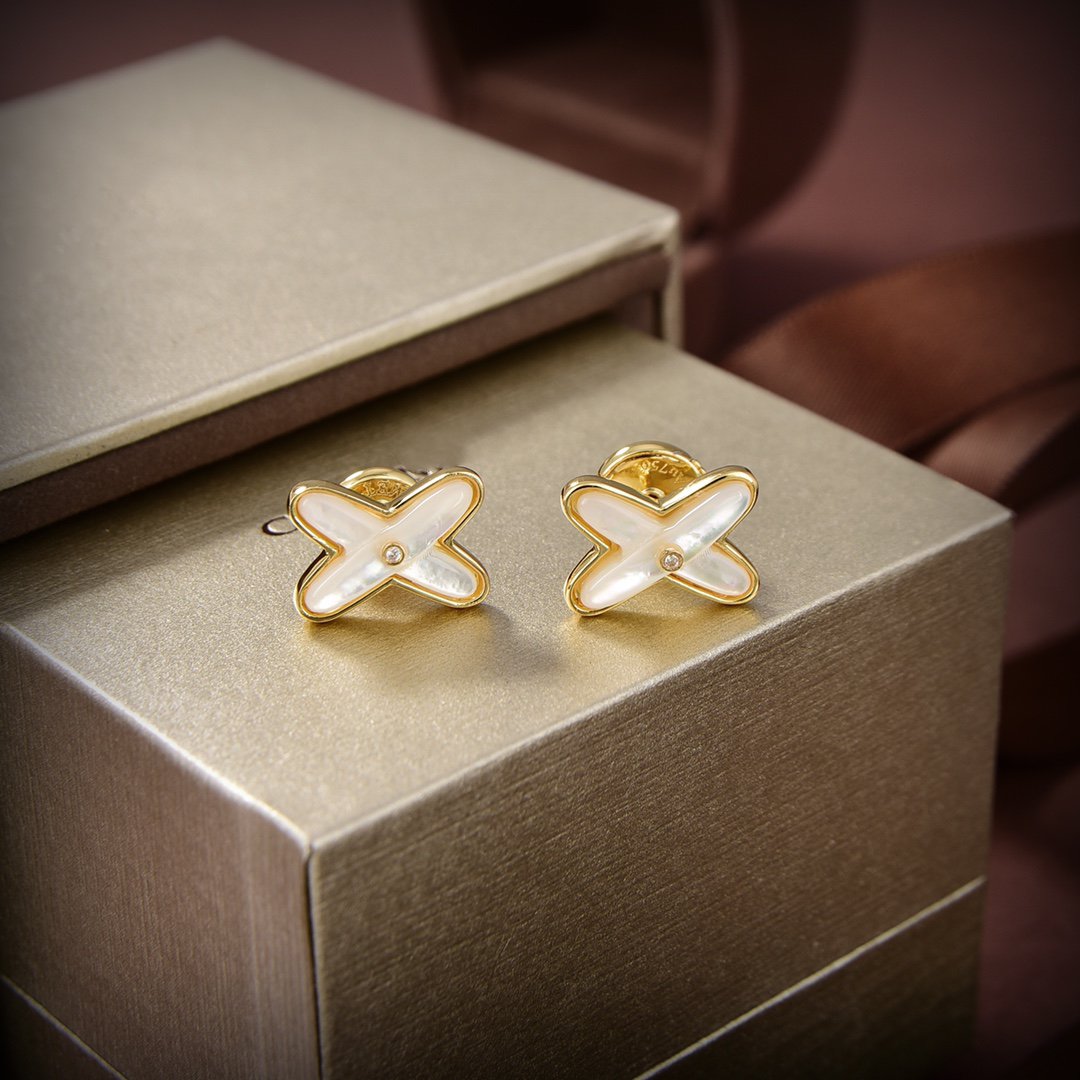 {
"Elowen jewelsry ": "エロウェン・ジュエリー ",
"JEUX DE WHITE MOP GOLD DIAMOND EARRINGS": "JEUX DE ホワイトMOP ゴールド ダイヤモンドピアス"
}