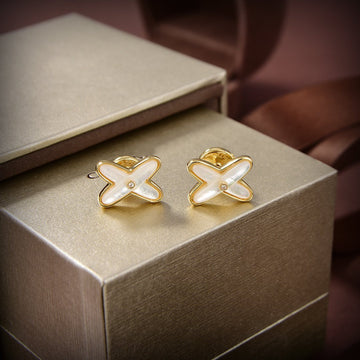 {
"Elowen jewelsry ": "エロウェン・ジュエリー ",
"JEUX DE WHITE MOP GOLD DIAMOND EARRINGS": "JEUX DE ホワイトMOP ゴールド ダイヤモンドピアス"
}