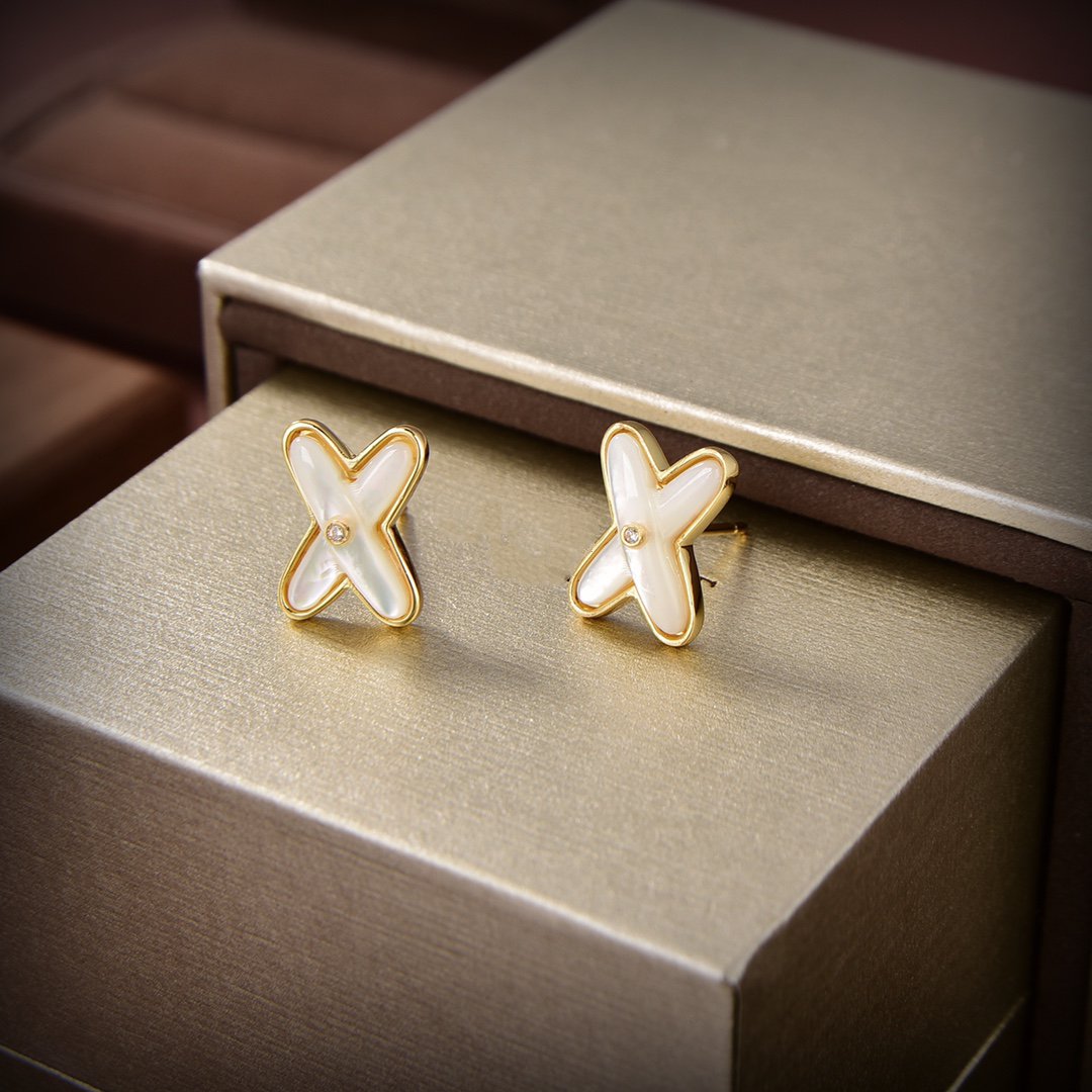 {
"Elowen jewelsry ": "エロウェン・ジュエリー ",
"JEUX DE WHITE MOP GOLD DIAMOND EARRINGS": "JEUX DE ホワイトMOP ゴールド ダイヤモンドピアス"
}