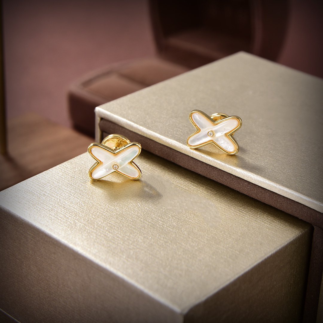 {
"Elowen jewelsry ": "エロウェン・ジュエリー ",
"JEUX DE WHITE MOP GOLD DIAMOND EARRINGS": "JEUX DE ホワイトMOP ゴールド ダイヤモンドピアス"
}