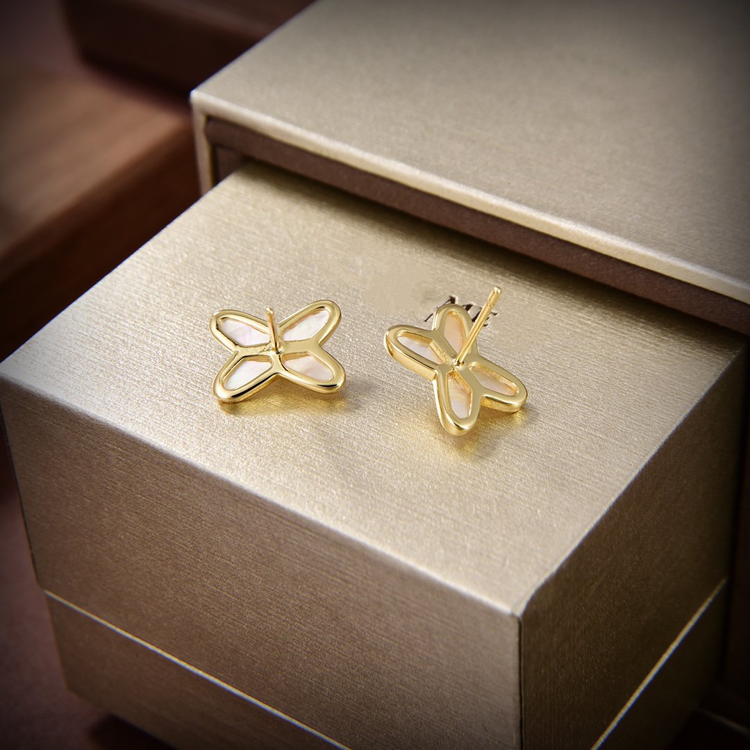 {
"Elowen jewelsry ": "エロウェン・ジュエリー ",
"JEUX DE WHITE MOP GOLD DIAMOND EARRINGS": "JEUX DE ホワイトMOP ゴールド ダイヤモンドピアス"
}