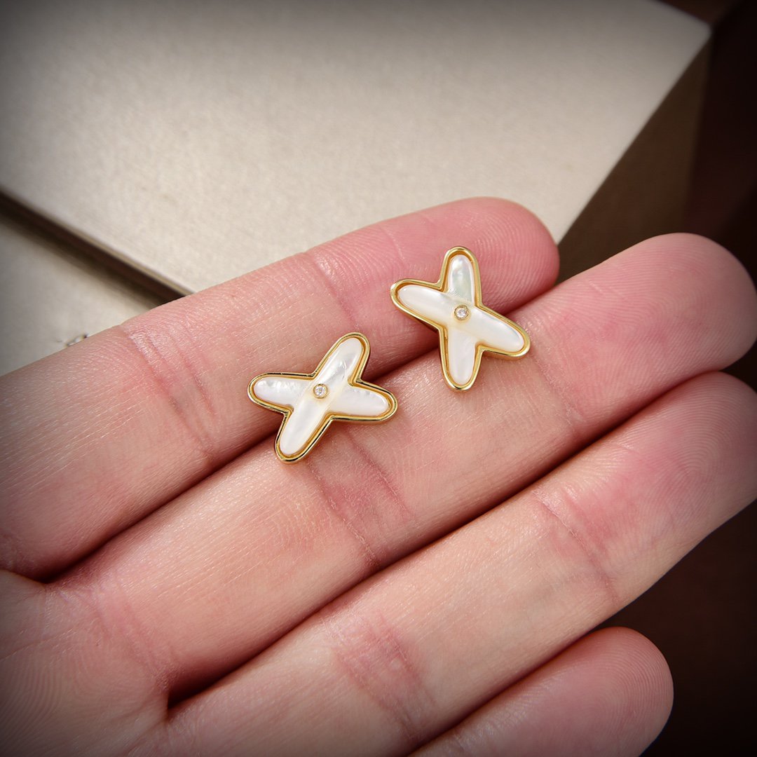 {
"Elowen jewelsry ": "エロウェン・ジュエリー ",
"JEUX DE WHITE MOP GOLD DIAMOND EARRINGS": "JEUX DE ホワイトMOP ゴールド ダイヤモンドピアス"
}