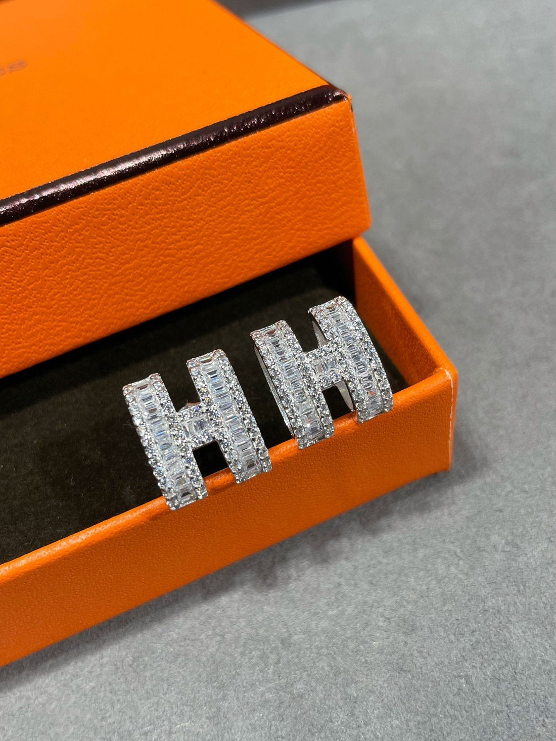 [Elowen jewelsry ]H STUD EARRINGS WITH SILVER DIAMONDS
