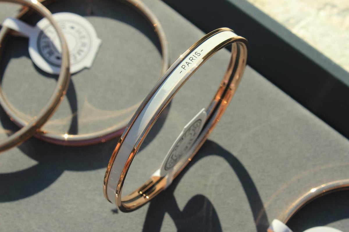 {
  "Elowen jewelsry": "Elowen Schmuck",
  "HM UNI BANGLE BAG": "HM UNI ARMBANDTASCHE"
}