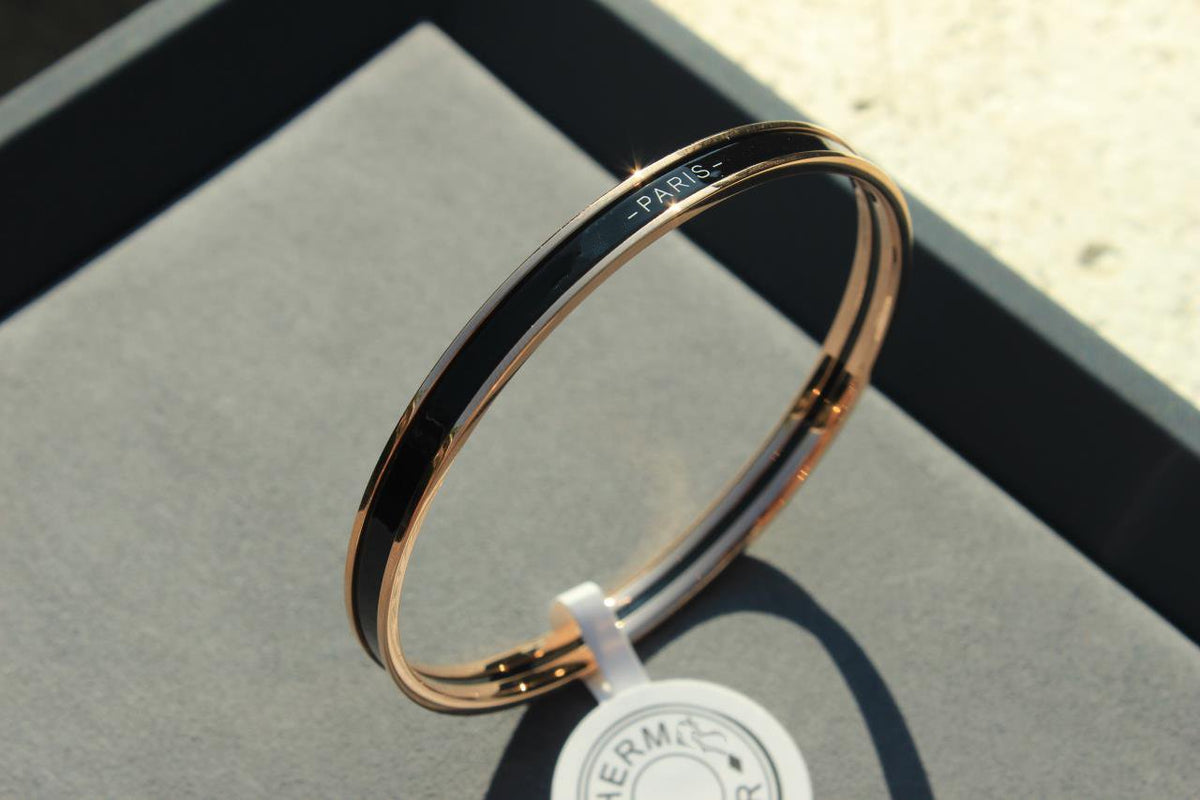 {
  "Elowen jewelsry": "Elowen Schmuck",
  "HM UNI BANGLE BAG": "HM UNI ARMBANDTASCHE"
}