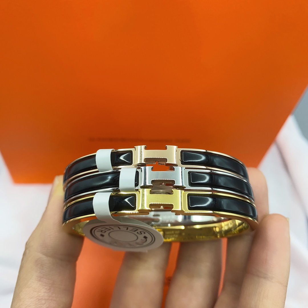 {
  "Elowen jewelsry": "Elowen ジュエリー",
  "CLASSIC HM CLIC BLACK 8MM ENAMEL BRACELET": "クラシック HM クリック ブラック 8mm エナメルブレスレット"
}