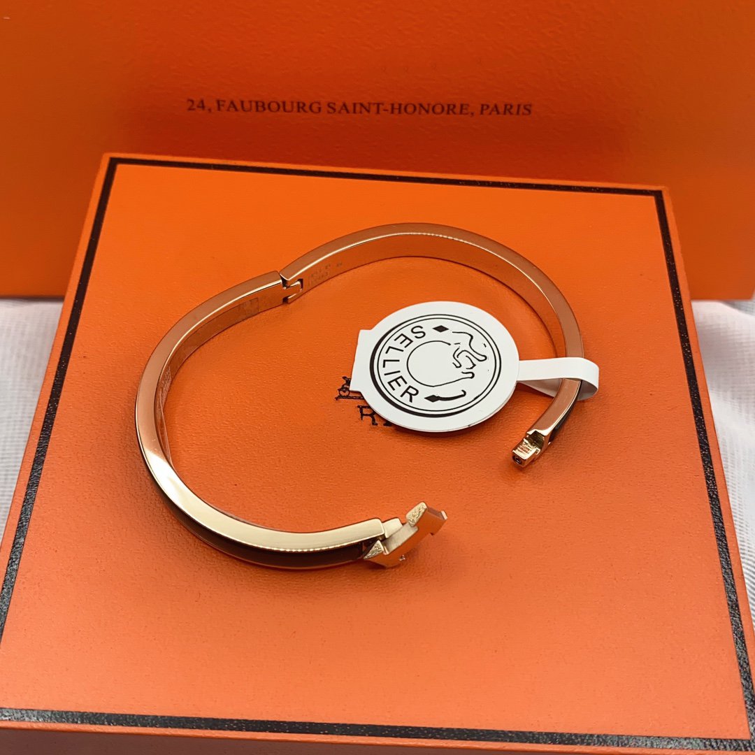 {
  "Elowen jewelsry": "Elowen ジュエリー",
  "CLASSIC HM CLIC BLACK 8MM ENAMEL BRACELET": "クラシック HM クリック ブラック 8mm エナメルブレスレット"
}