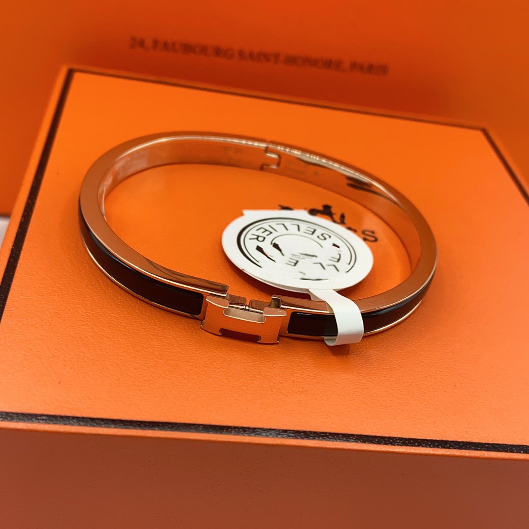 {
  "Elowen jewelsry": "Elowen ジュエリー",
  "CLASSIC HM CLIC BLACK 8MM ENAMEL BRACELET": "クラシック HM クリック ブラック 8mm エナメルブレスレット"
}