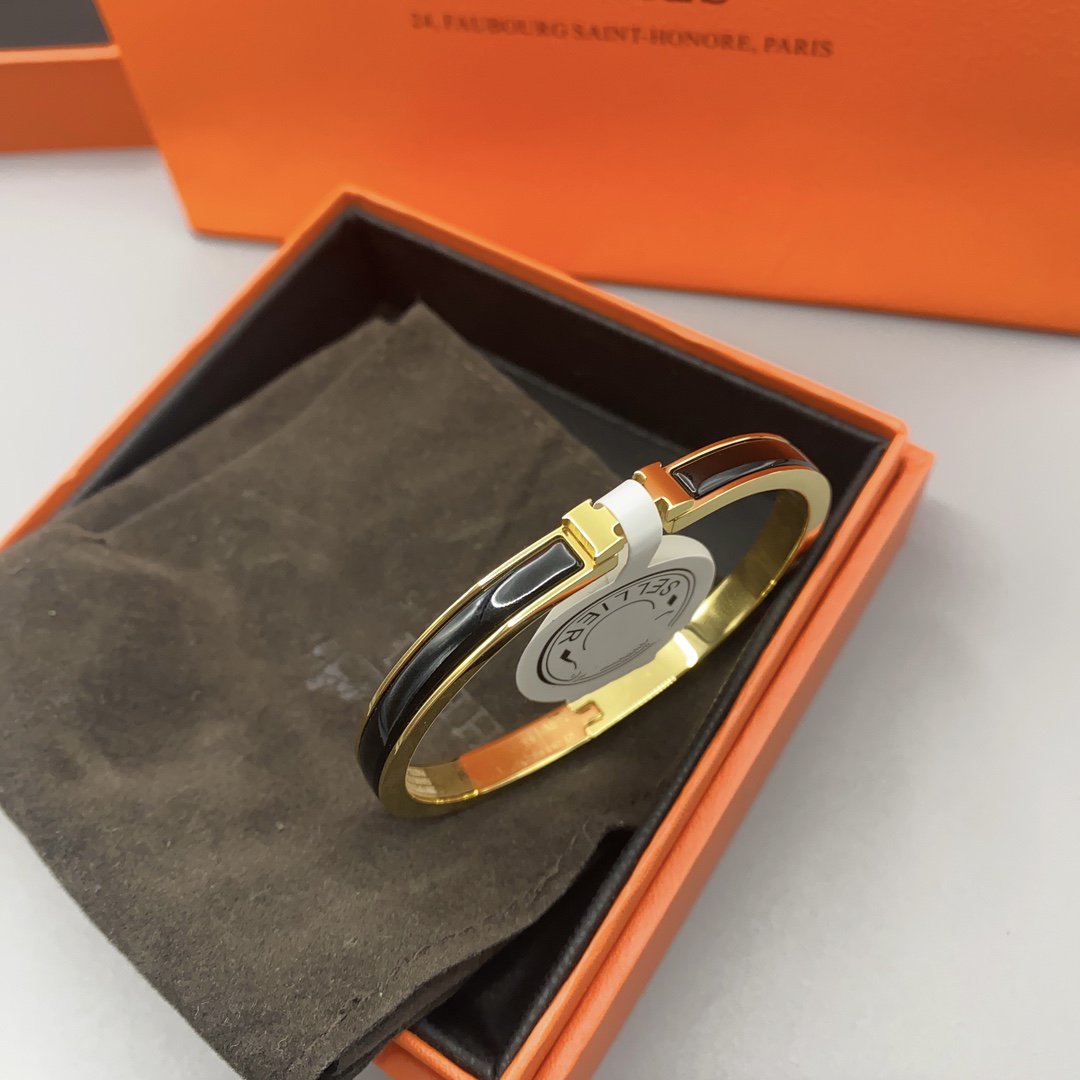 {
  "Elowen jewelsry": "Elowen ジュエリー",
  "CLASSIC HM CLIC BLACK 8MM ENAMEL BRACELET": "クラシック HM クリック ブラック 8mm エナメルブレスレット"
}