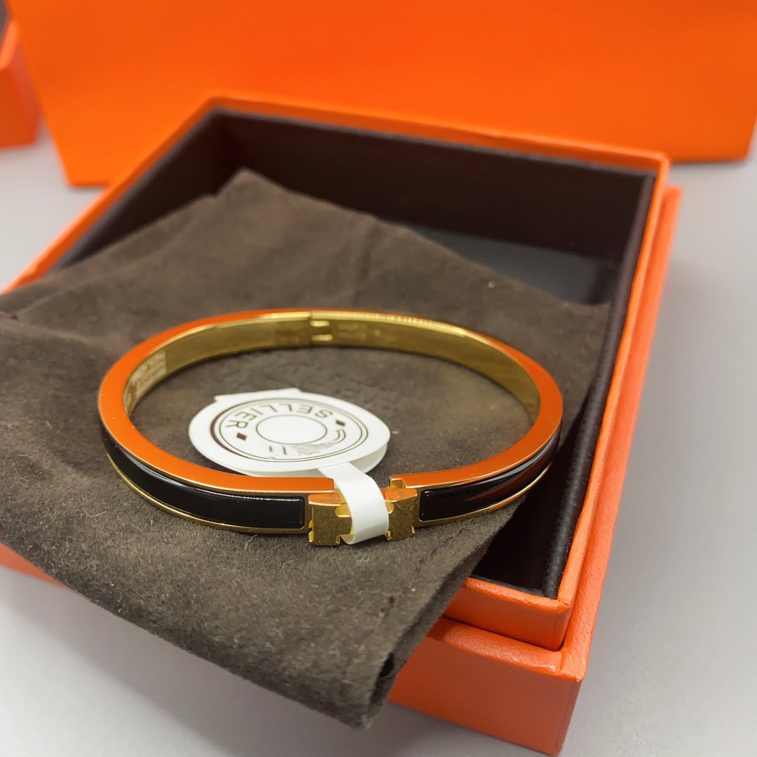 {
  "Elowen jewelsry": "Elowen ジュエリー",
  "CLASSIC HM CLIC BLACK 8MM ENAMEL BRACELET": "クラシック HM クリック ブラック 8mm エナメルブレスレット"
}