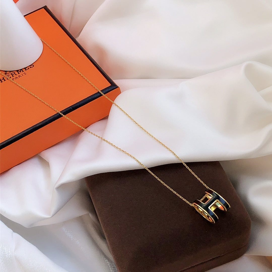 [Elowen Schmuck] HM CLIC GOLDHALSKETTE MIT SCHWARZER EMAILLE